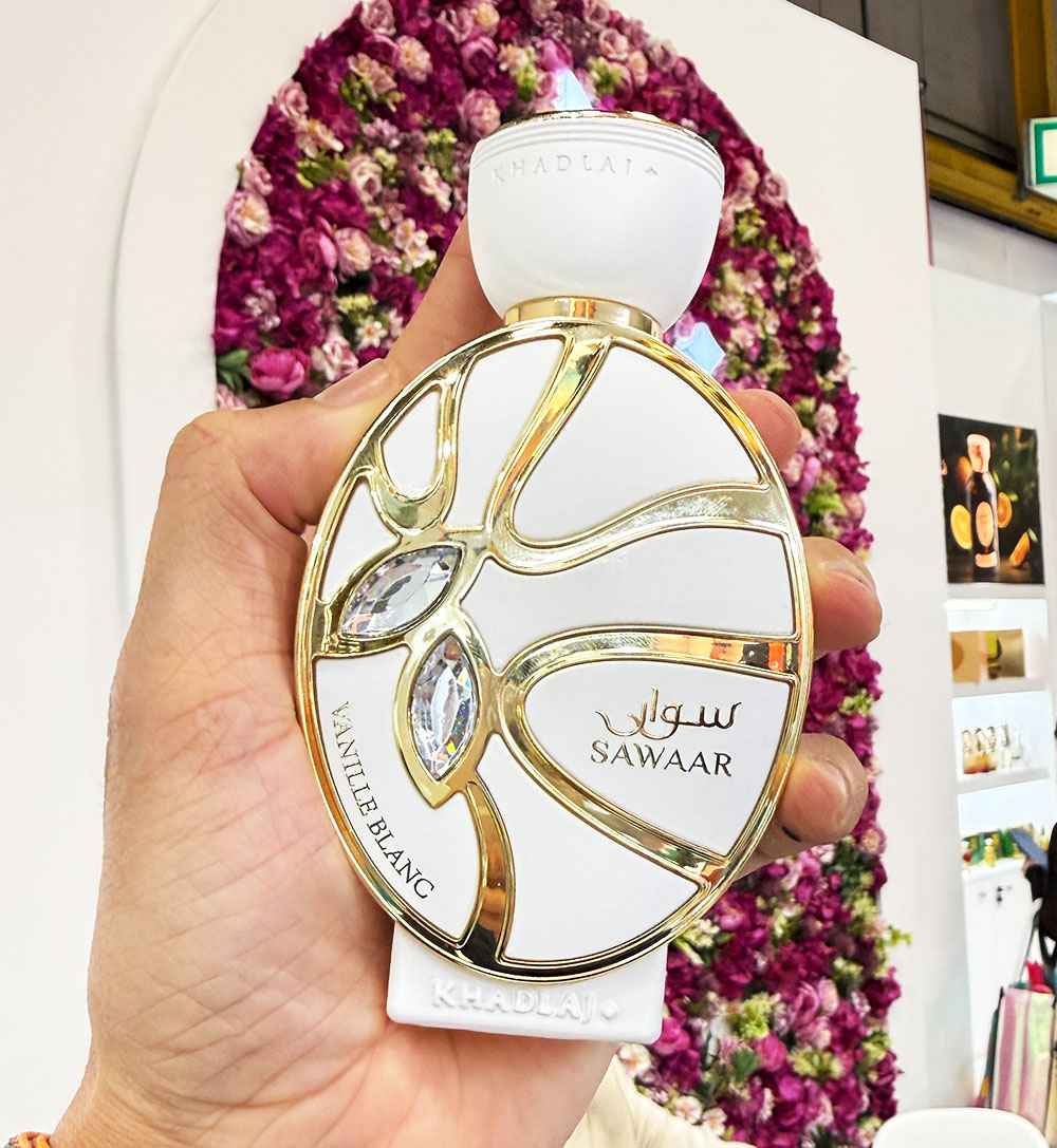 Detalle del frasco con textura y acabado brillante de Khadlaj perfume