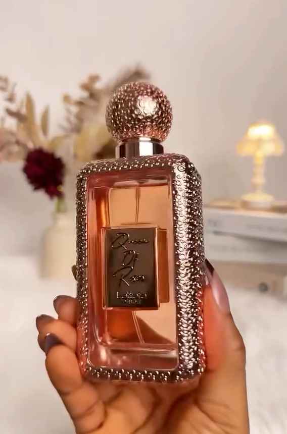 Lattafa Queen of Roses frasco sostenido en mano mostrando tamaño real del perfume
