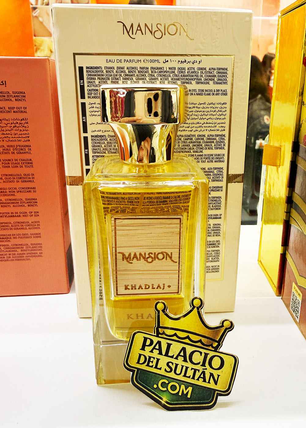 Khadlaj Mansion frasco sujeto en mano mostrando proporciones reales del producto