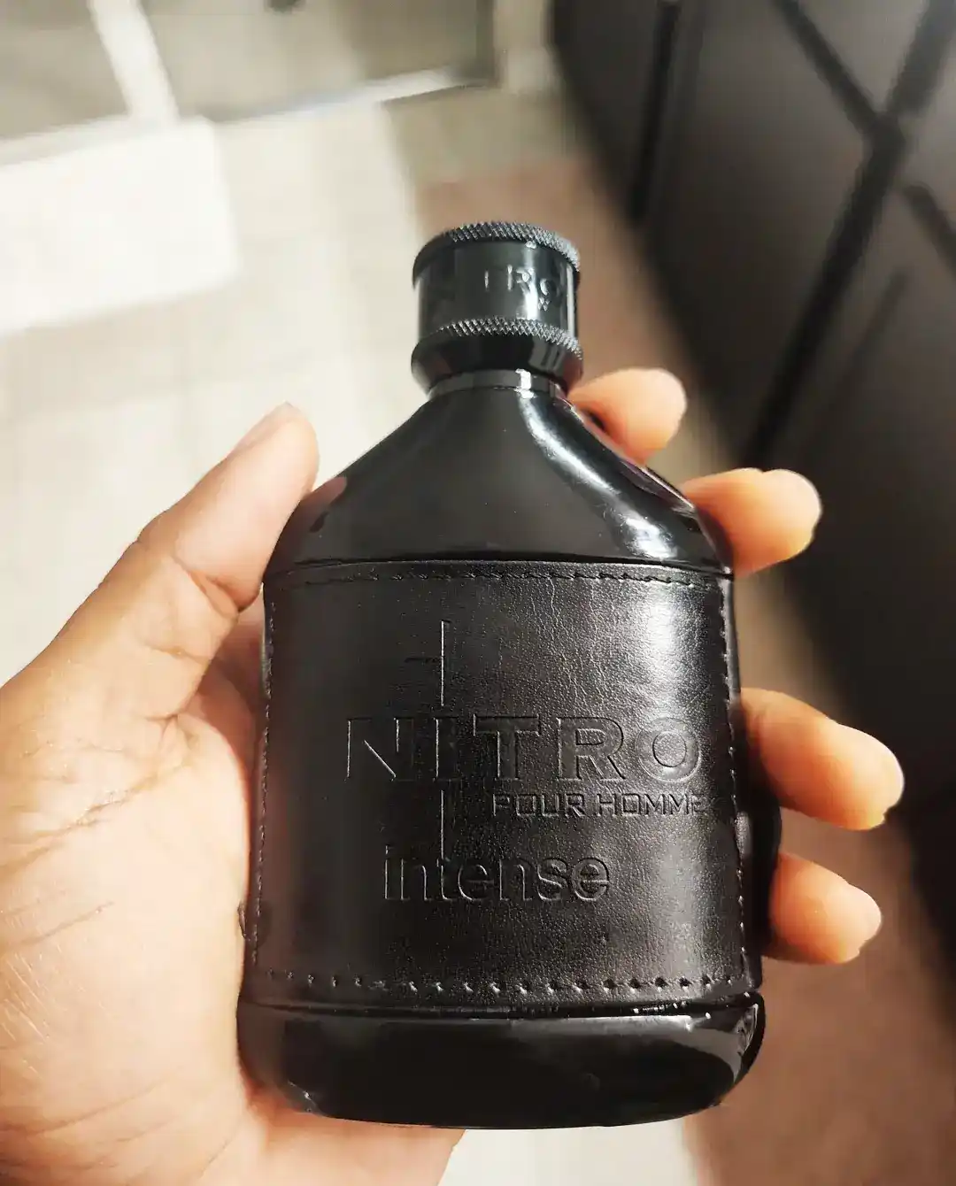 Dumont Nitro Intense uso en mano mostrando proporción real del frasco