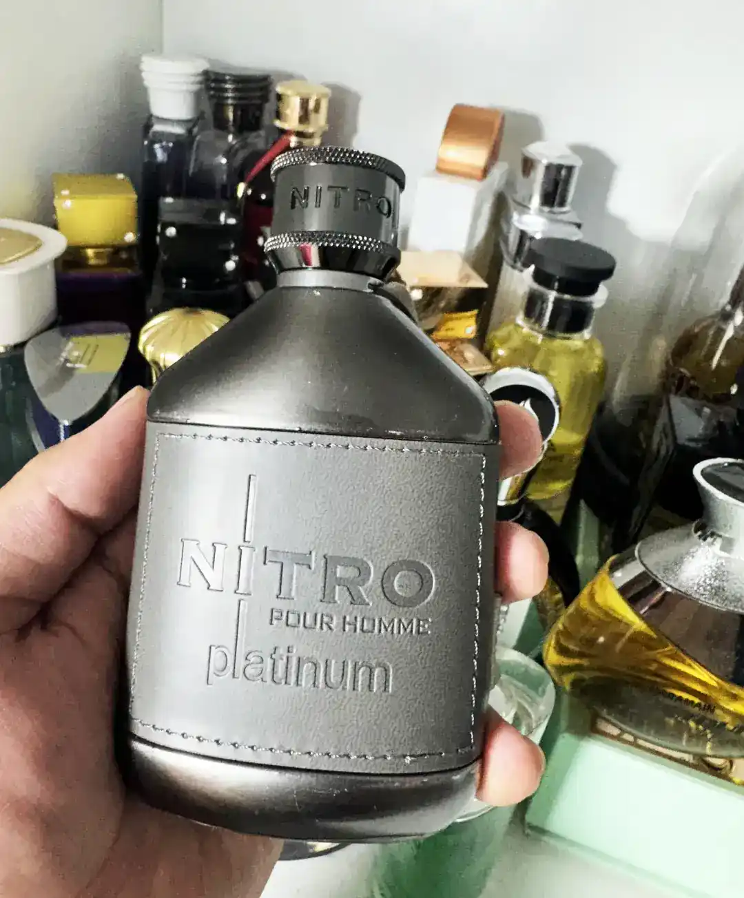 Dumont Nitro Platinum uso real en mano enseñando tamaño del frasco y detalles