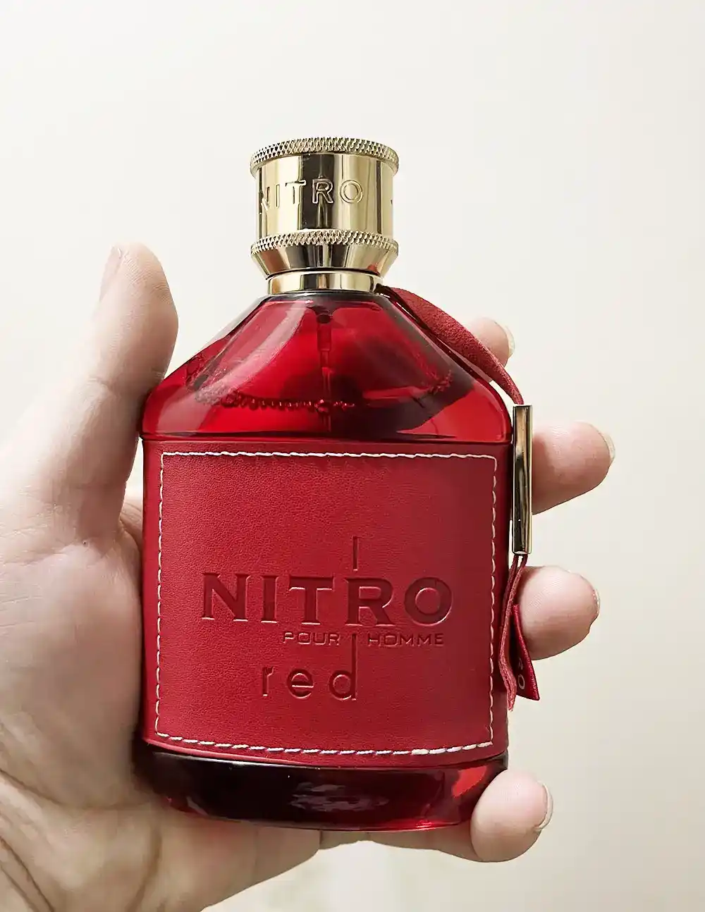Dumont Nitro Red uso real en mano mostrando tamaño del frasco y detalles
