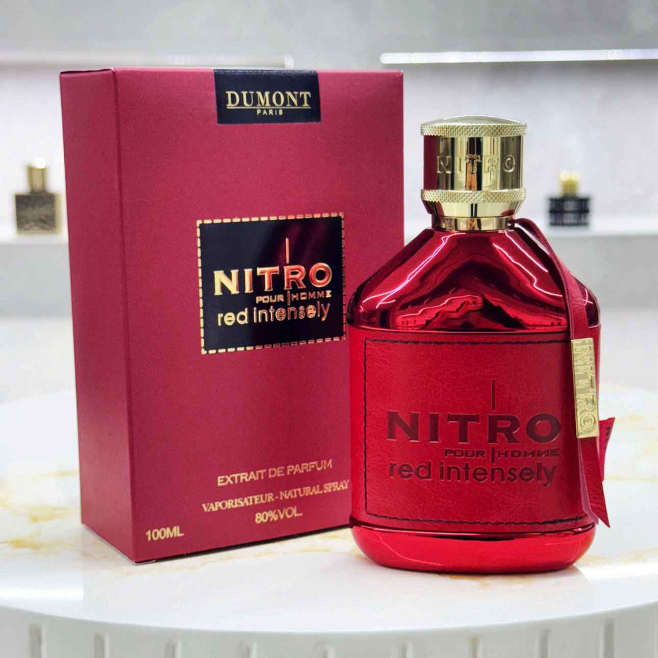 Dumont Nitro Red Intensely uso en mano mostrando proporción del frasco