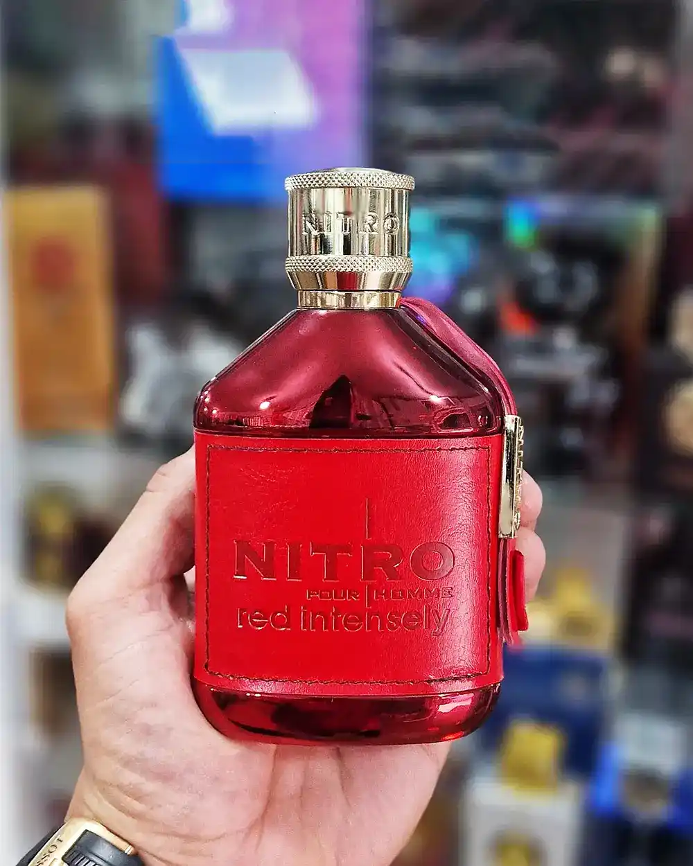 Dumont Nitro Red Intensely producto real mostrando detalles del frasco y acabado