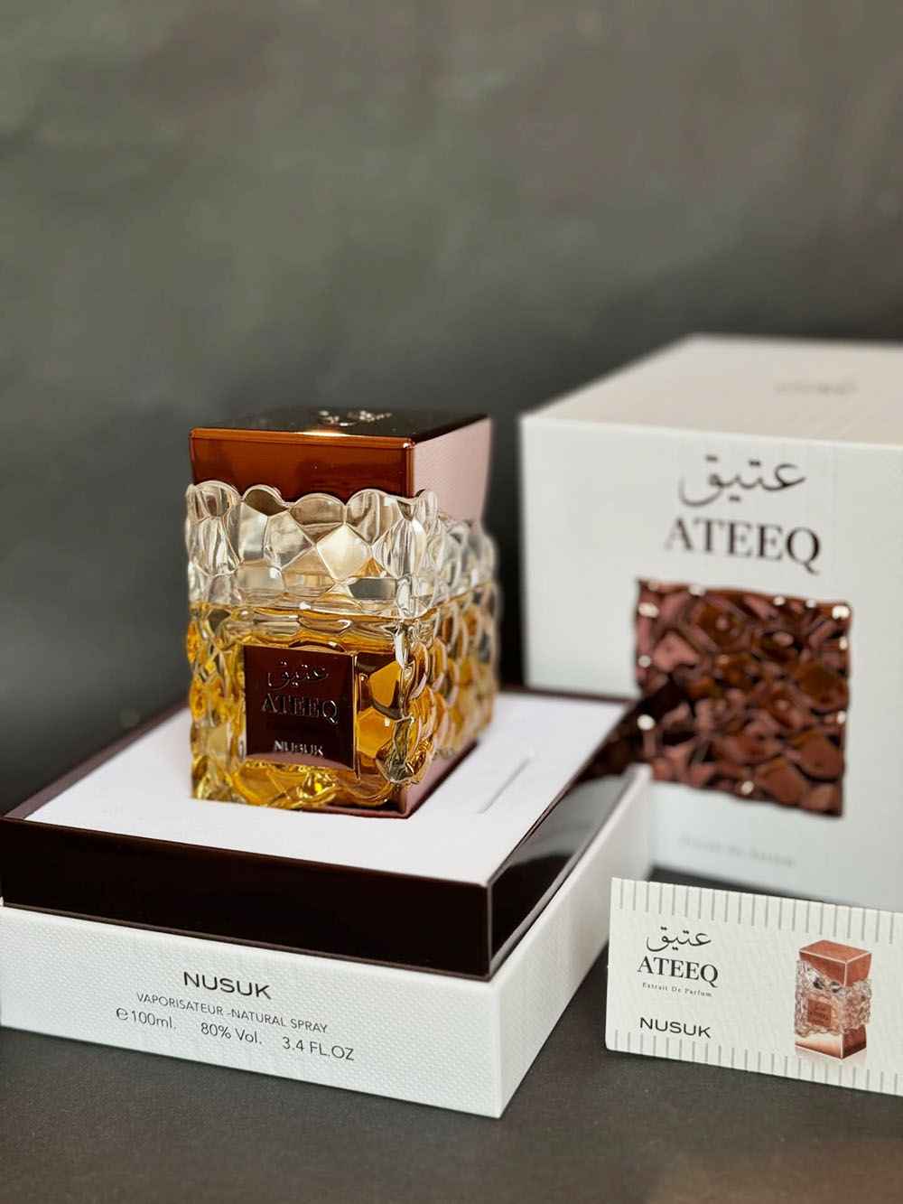Nusuk Ateeq producto real mostrado con acabado oscuro y diseño premium