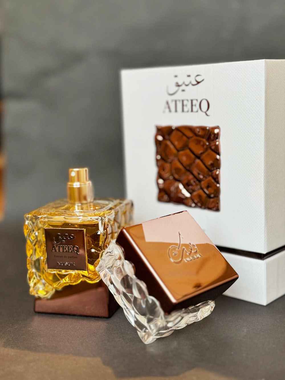 Nusuk Ateeq primer plano del tapón y detalles del frasco