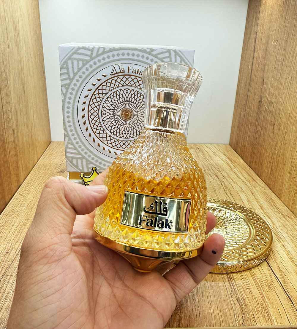Nusuk Falak frasco sostenido en mano mostrando tamaño real del perfume