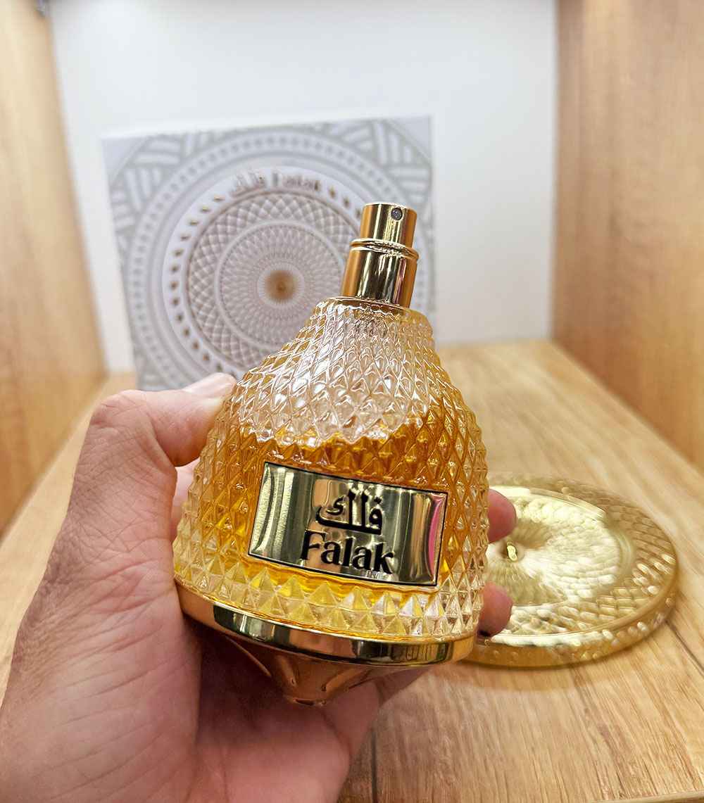 Nusuk Falak detalle del frasco con textura cristal y pulverizador metálico