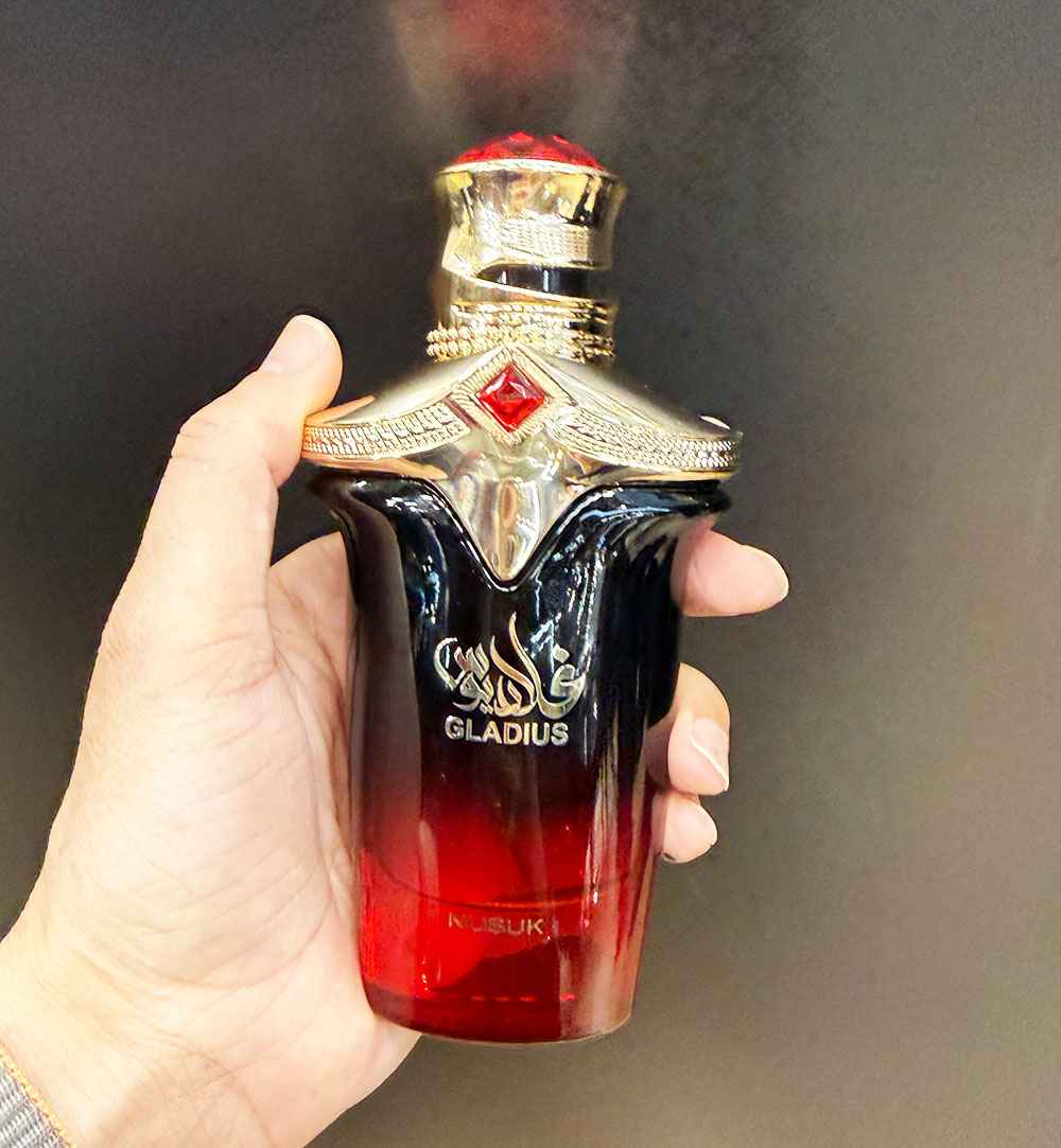Nusuk Gladius frasco sostenido en mano mostrando tamaño real del producto
