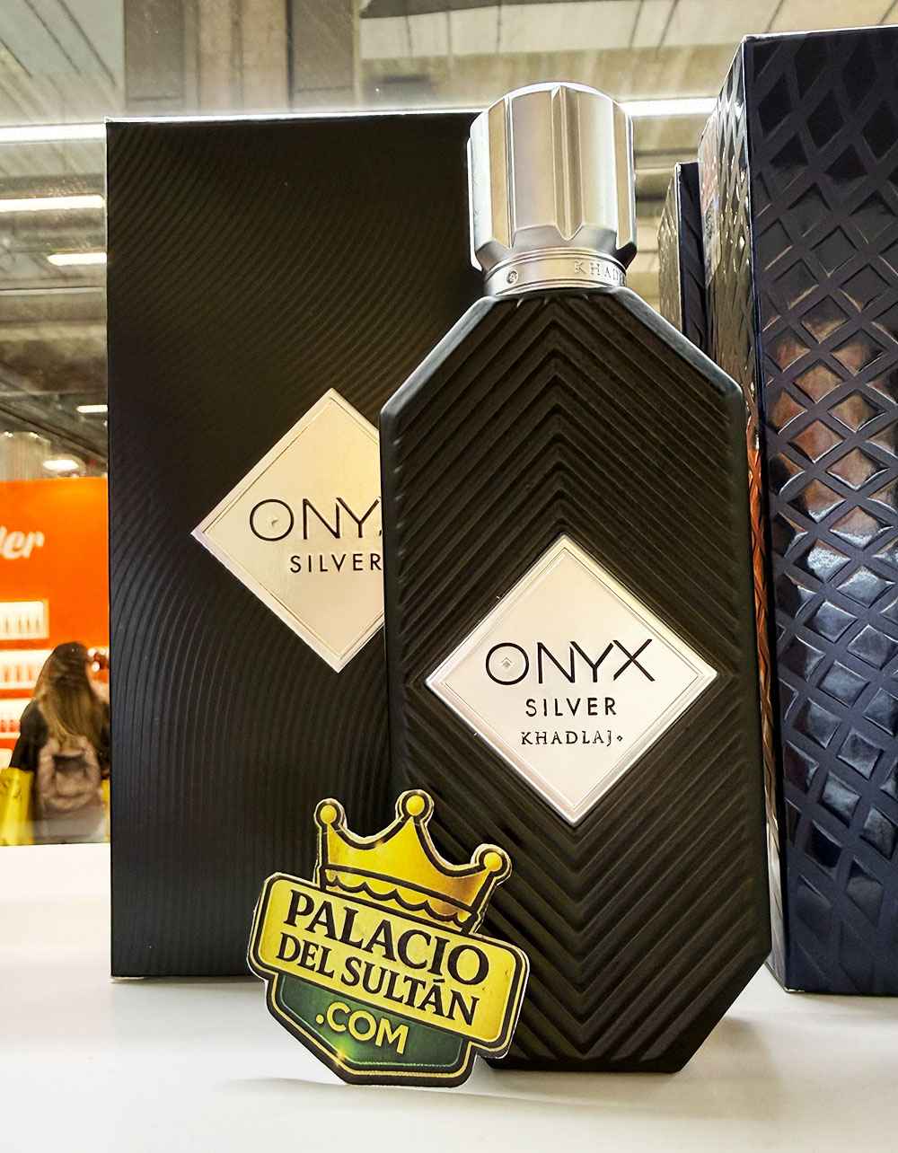 Khadlaj Onyx Silver fotografía real mostrando el frasco oscuro y detalles metálicos