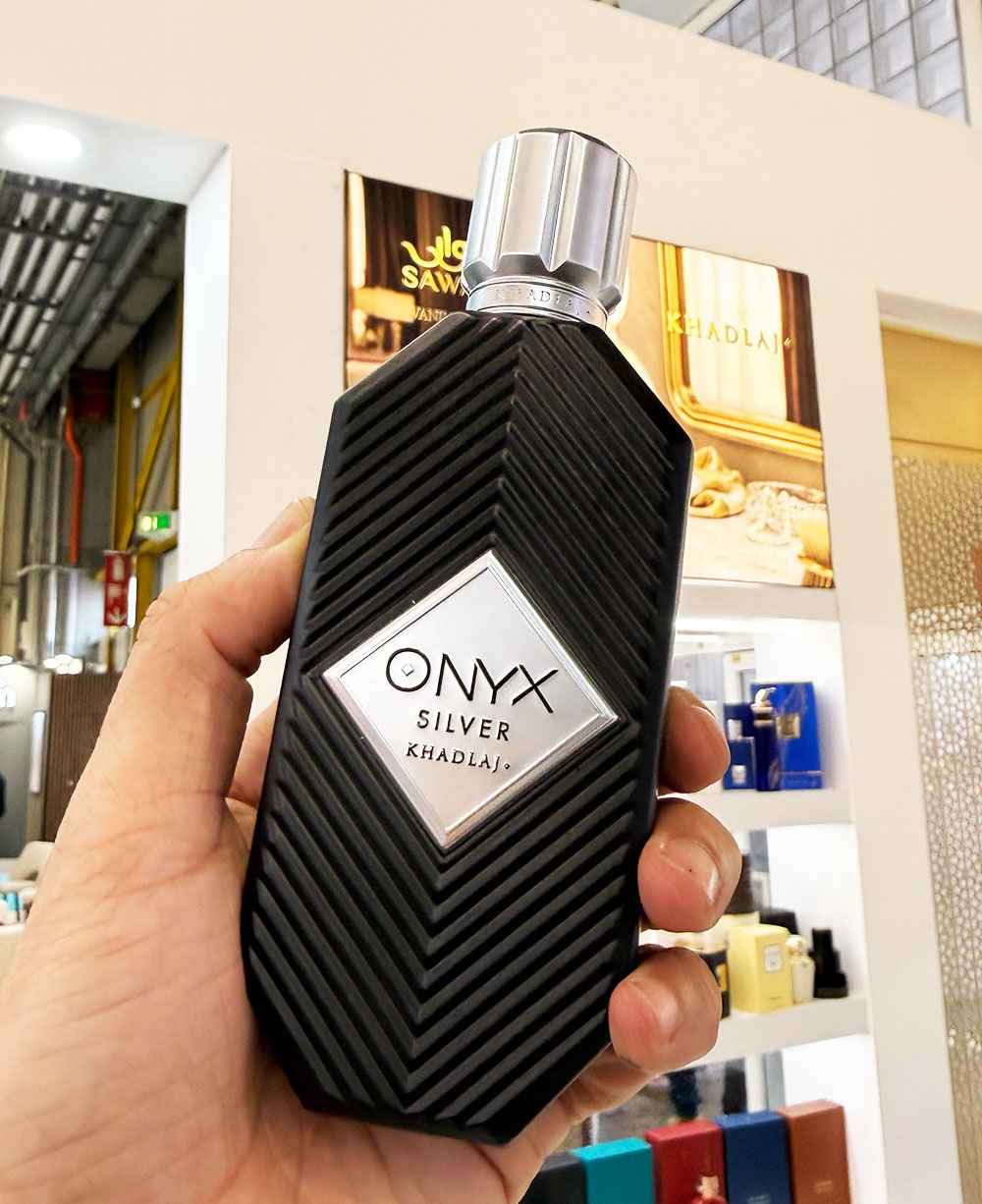 Khadlaj Onyx Silver uso real sujetado en mano mostrando tamaño y diseño del frasco