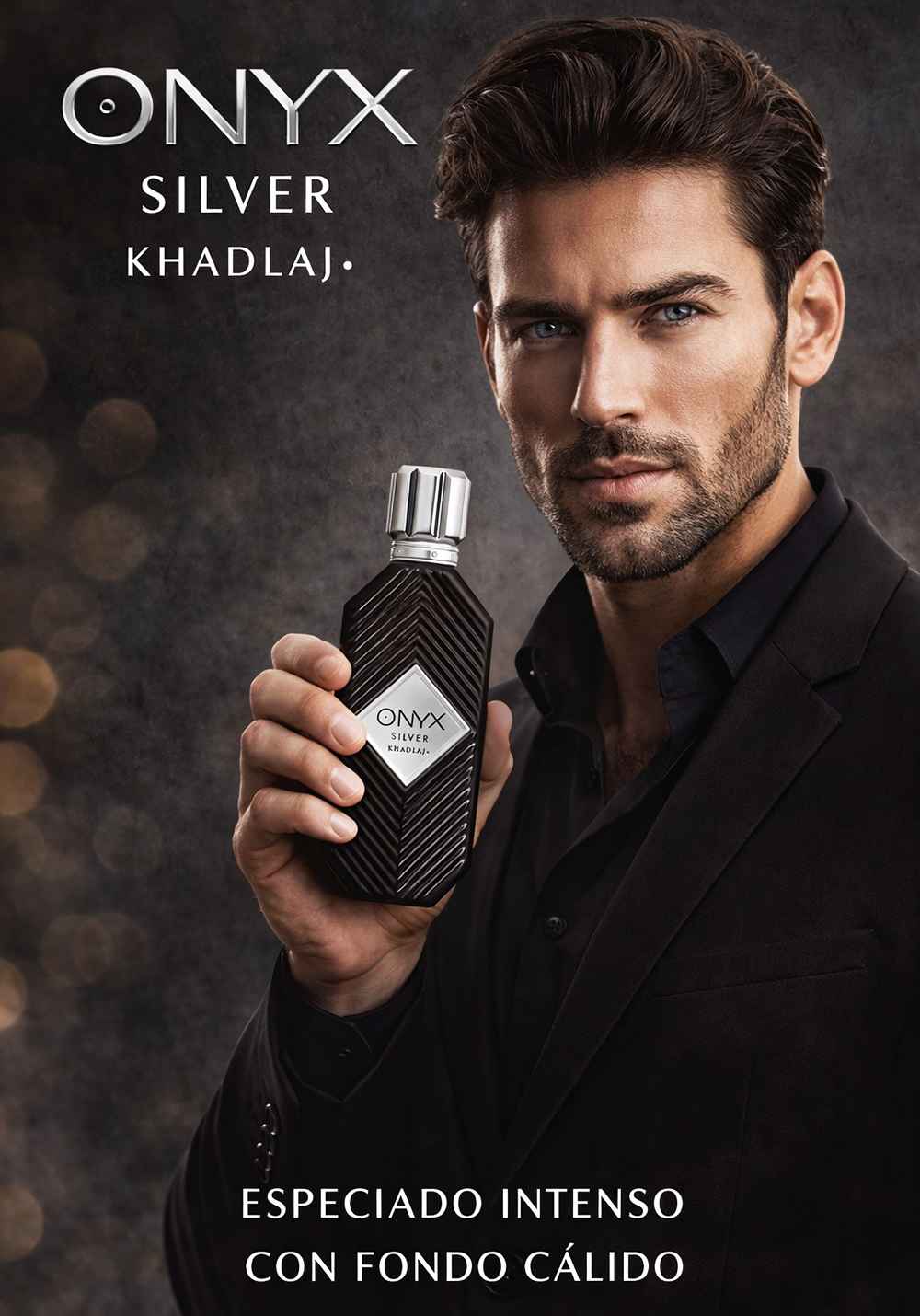 Khadlaj Onyx Silver modelo sosteniendo el perfume en escena publicitaria moderna