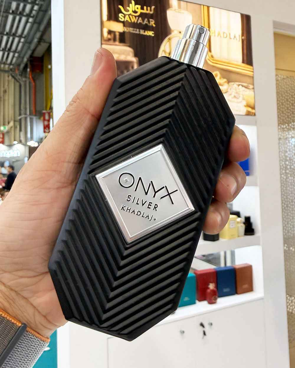 Khadlaj Onyx Silver primer plano del tapón y acabado del cristal con textura detallada