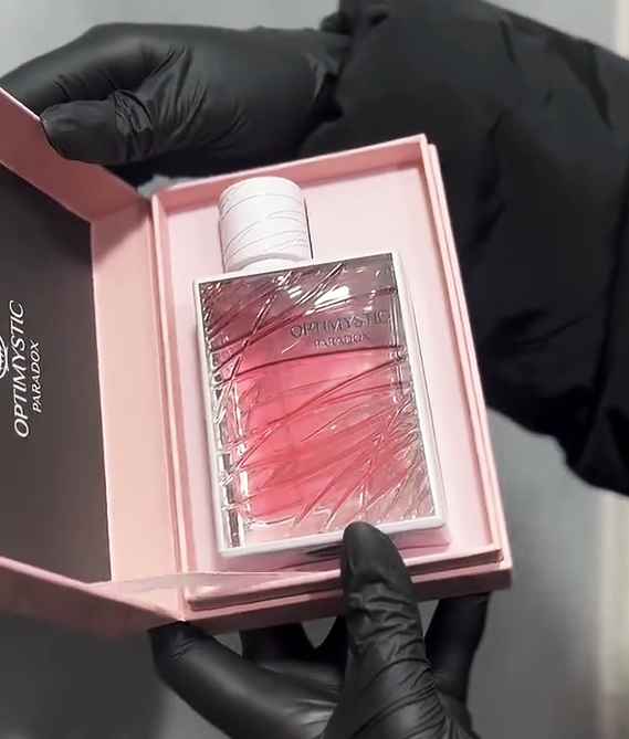 Fragrance World Optimystic Paradox detalle del pulverizador y acabado del frasco.