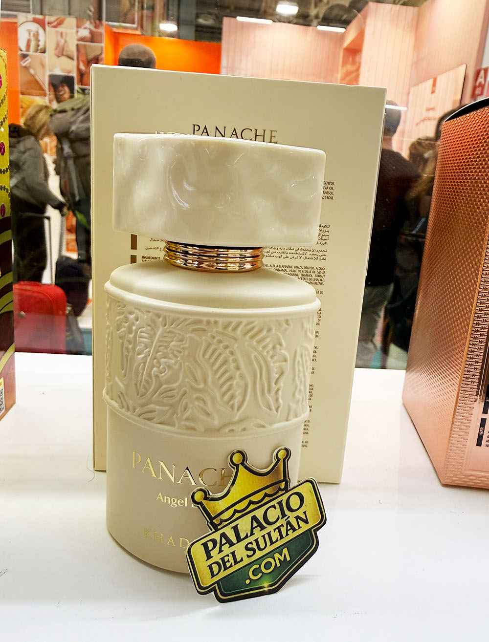 Khadlaj Panache Angel Dust fotografía real destacando color del perfume en cristal