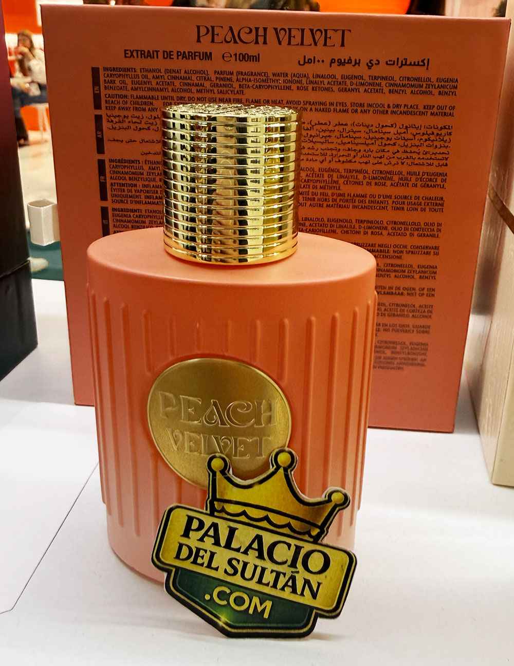 Khadlaj Peach Velvet uso real en mano enseñando tamaño y presencia del frasco