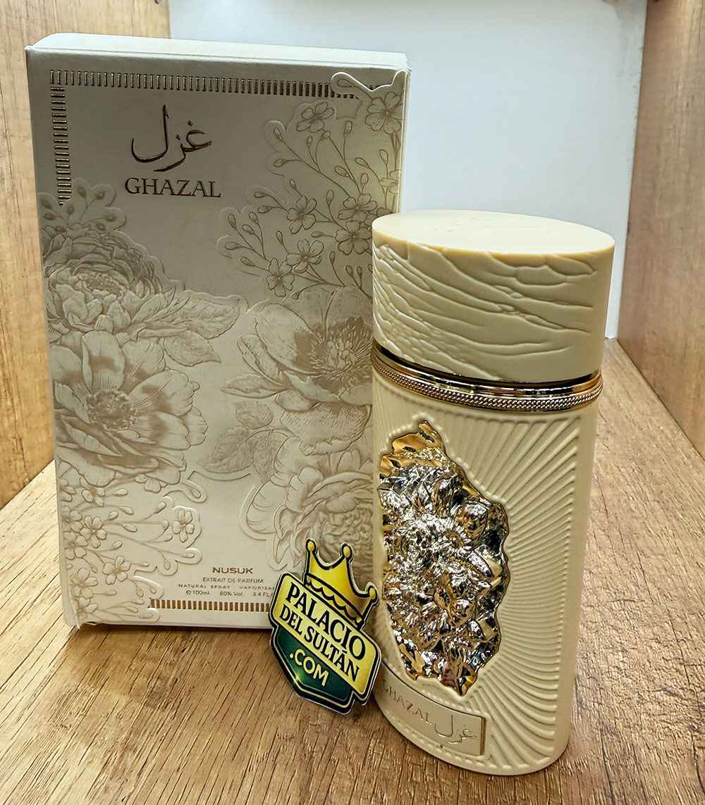 Caja abierta del perfume Nusuk Ghazal con interior elegante
