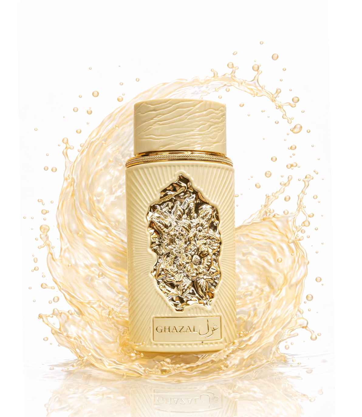 Perfume Ghazal colocado sobre superficie con iluminación cálida suave