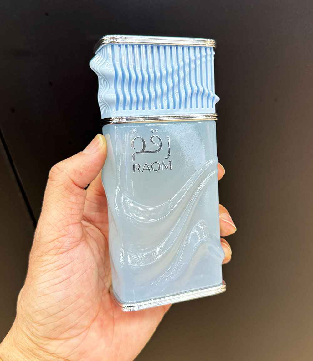 Perfume Nusuk Raqm sostenido en mano mostrando tamaño real