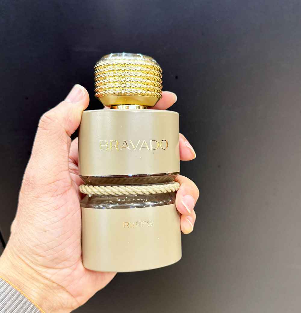 Perfume Riiffs Bravado en mano mostrando tamaño real del frasco