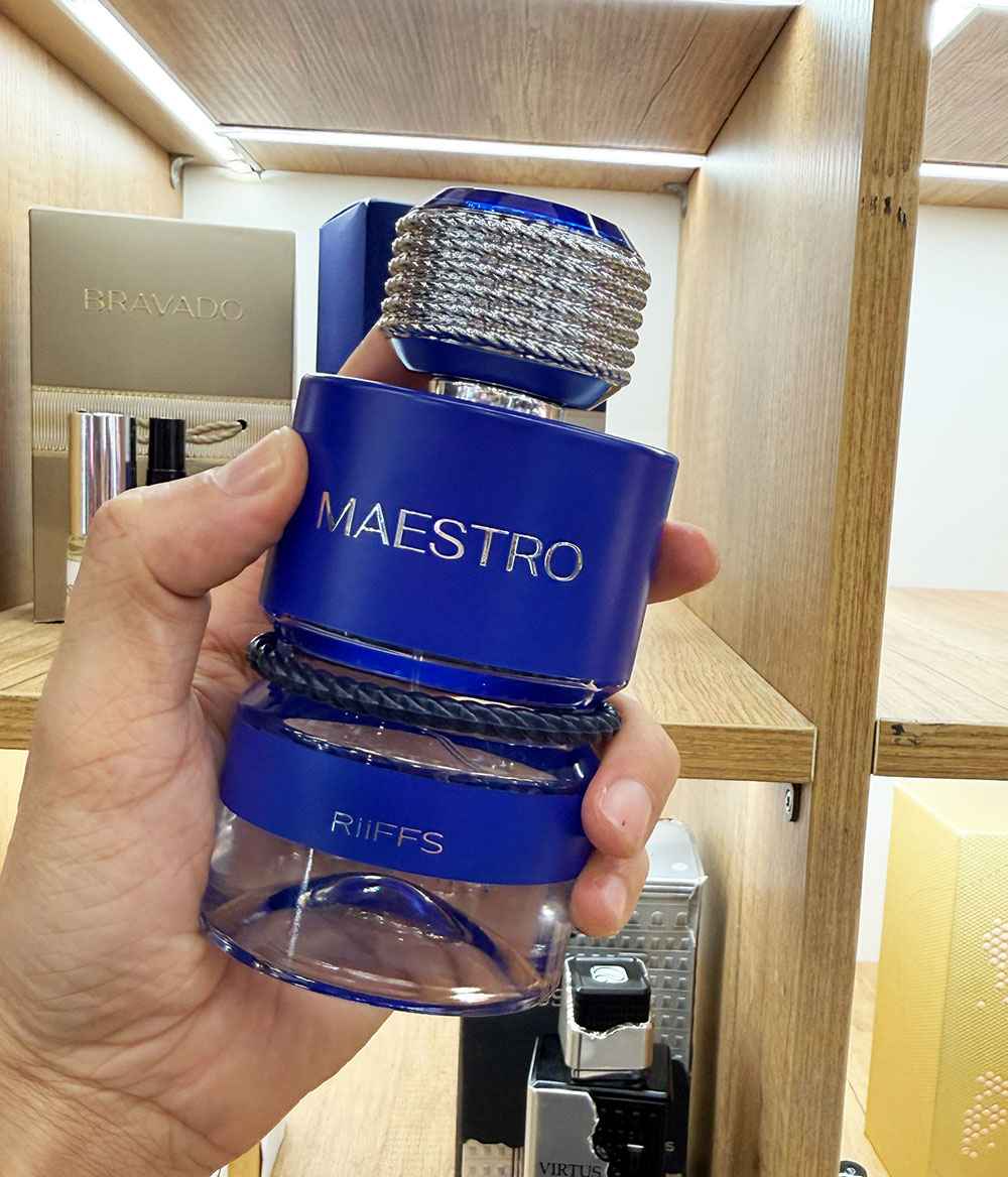 Detalle cercano del frasco Riiffs Maestro con acabados de alta calidad
