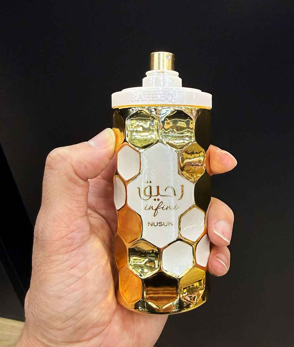 Detalle del tapón del perfume Raheeq Infini Nusuk en primer plano