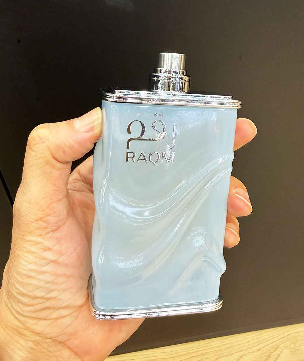 Perfume Raqm de Nusuk mostrando detalle del tapón texturizado