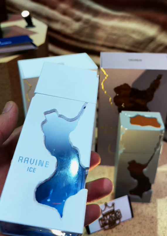 French Avenue Ravine Ice uso real sujetado con la mano mostrando tamaño y diseño