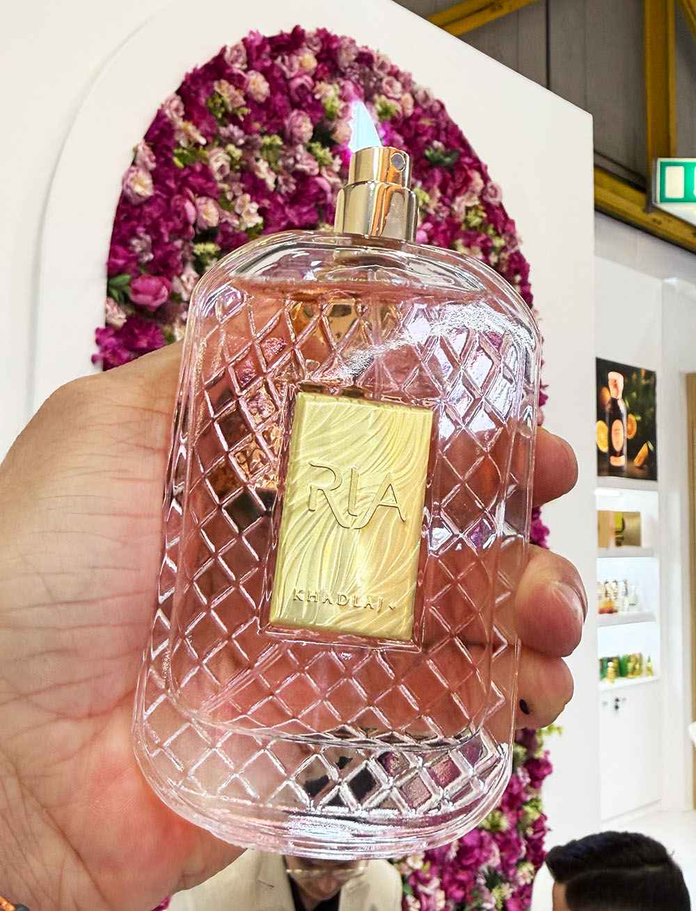 Khadlaj Ria frasco sostenido en mano mostrando uso real del producto
