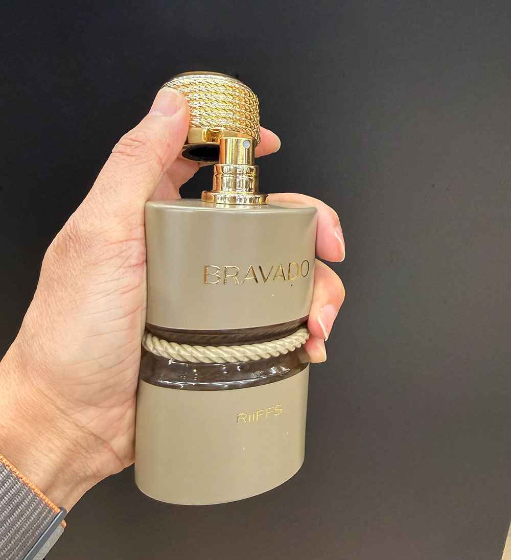 Botella Riiffs Bravado detalle del tapón dorado textura premium