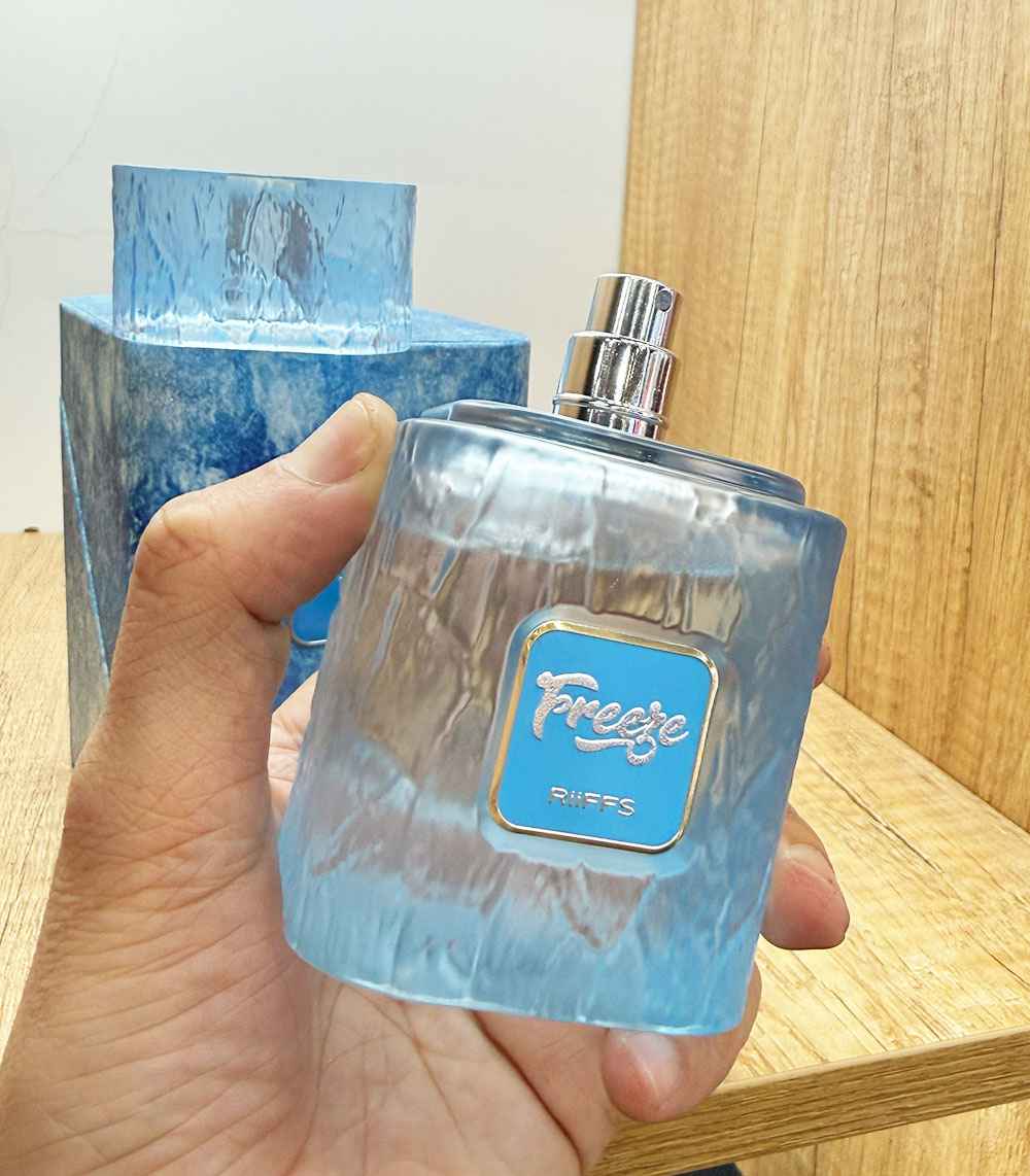 Riiffs Freeze detalle del tapón y cristal del frasco en primer plano
