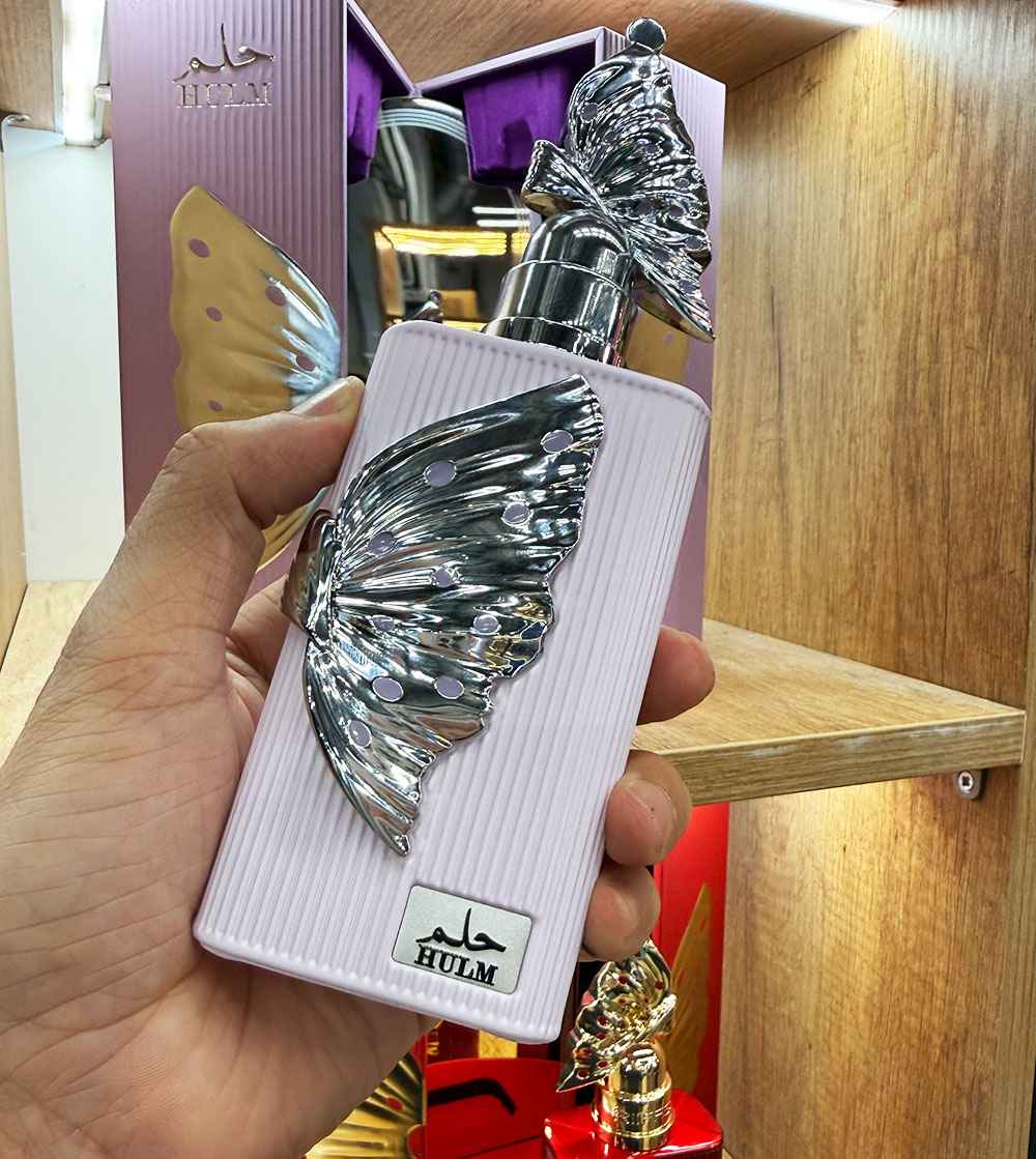 Perfume Riiffs Hulm en uso cotidiano aplicado sobre la piel con luz natural