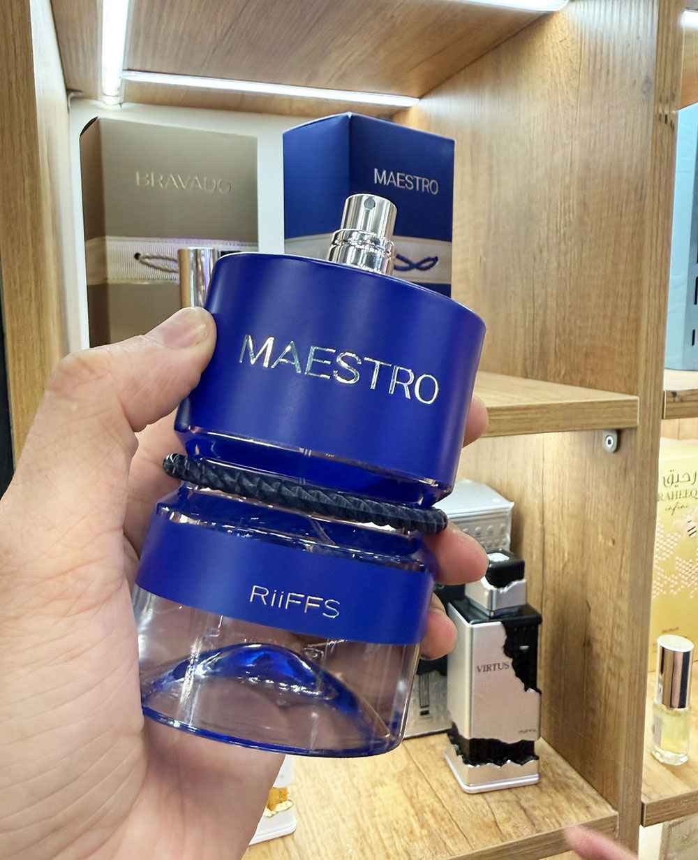 Detalle del tapón del perfume Riiffs Maestro con acabado sofisticado