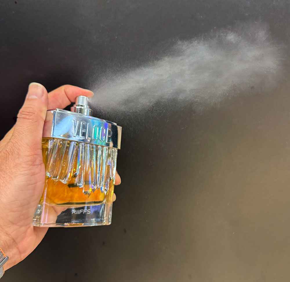 Imagen real del perfume Riiffs Veloce mostrando botella transparente y tapón tallado