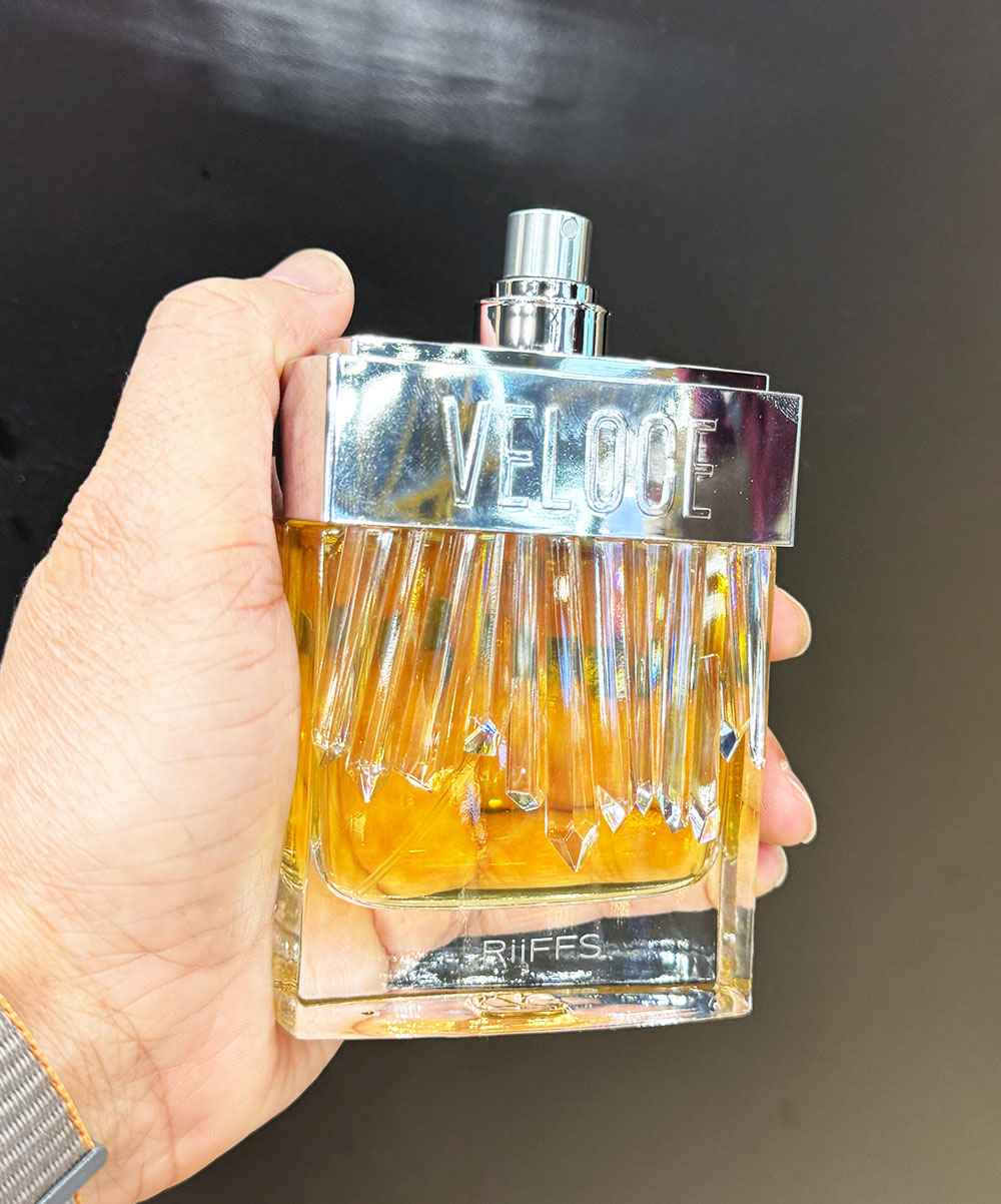 Frasco Riiffs Veloce con líquido dorado mostrando diseño moderno y elegante