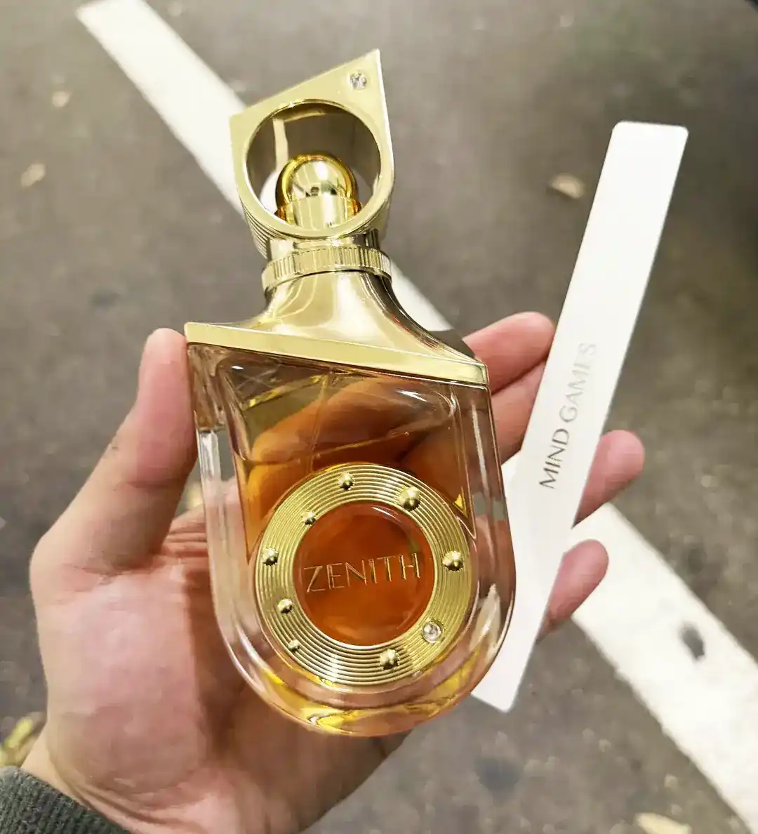 Riiffs Zenith sujeto en mano para apreciar tamaño y diseño real