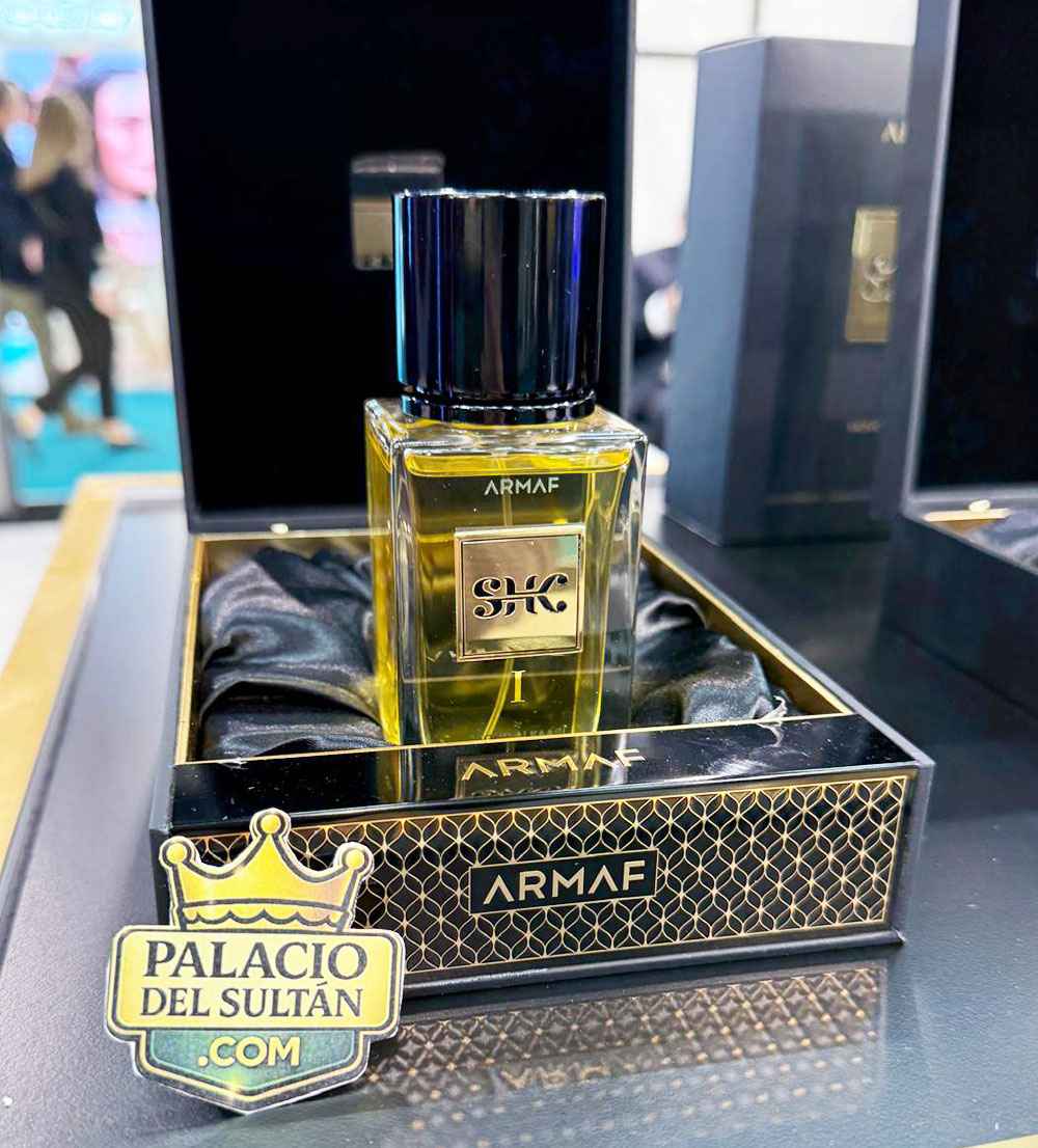Armaf SHK I frasco sostenido en mano mostrando tamaño real del perfume