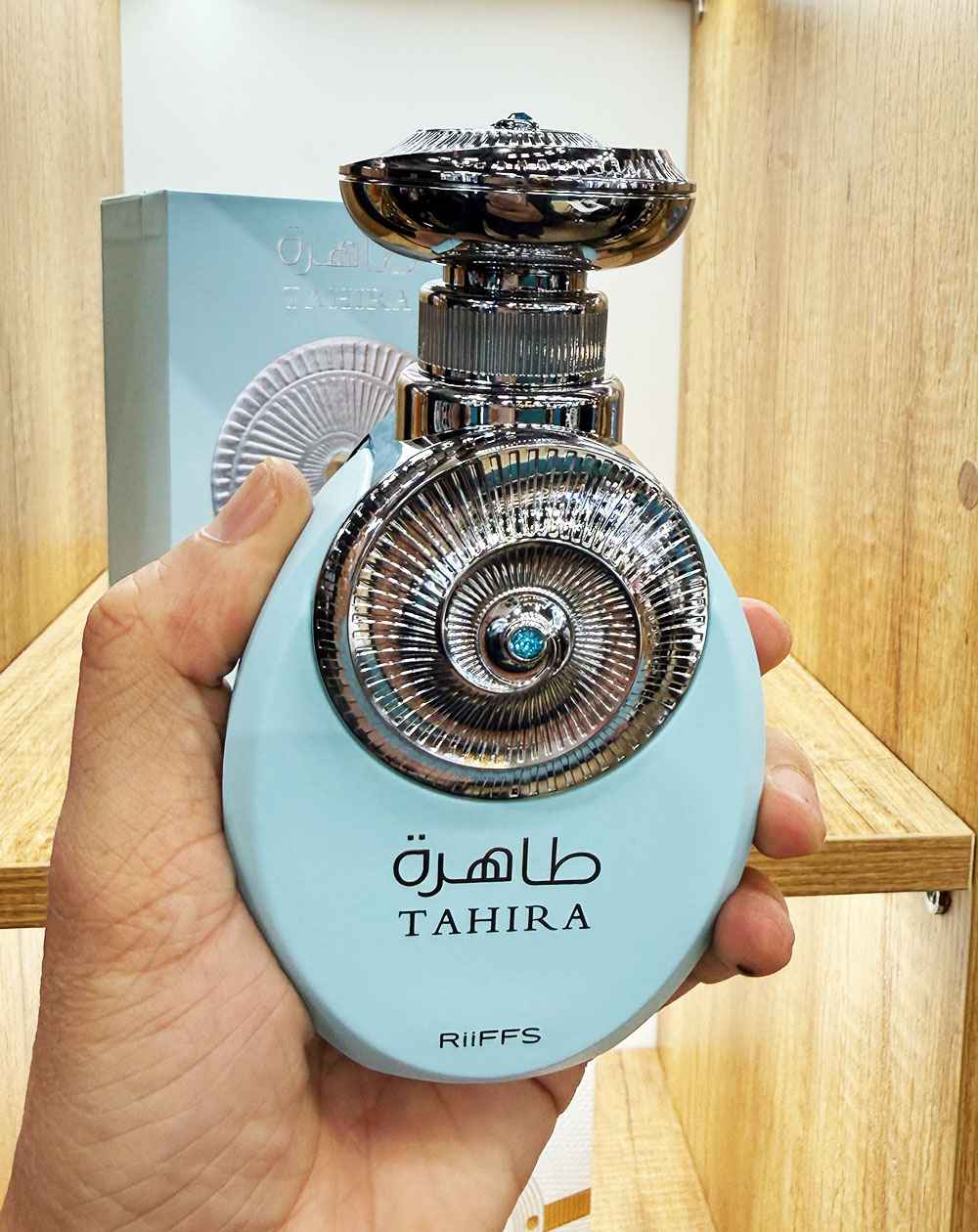 Riiffs Tahira frasco sostenido en mano mostrando tamaño real del perfume