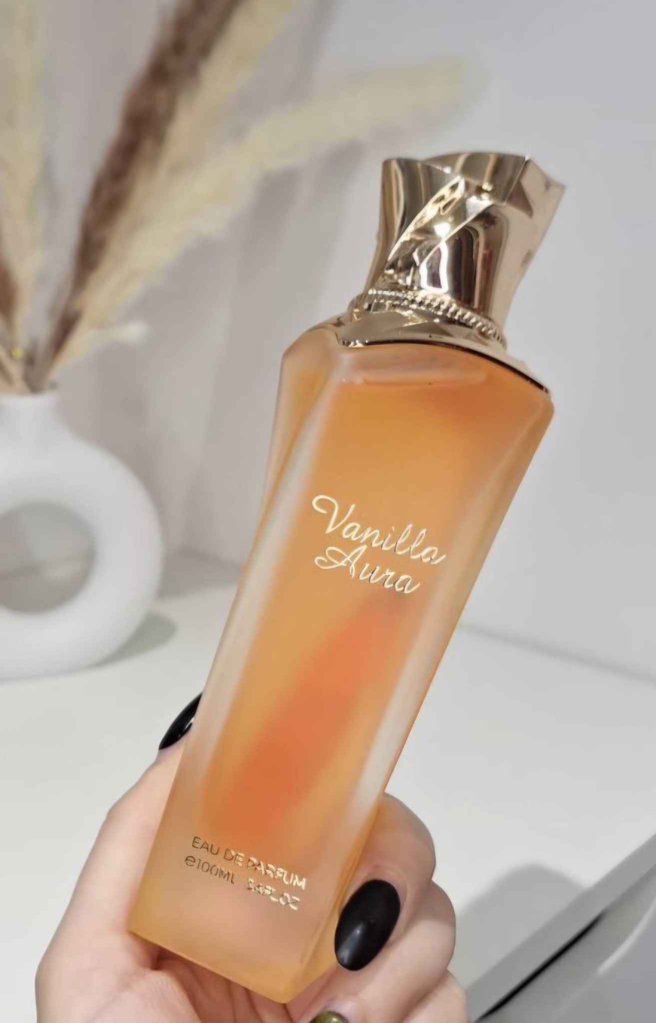 Maison Asrar Vanilla Aura uso real sujetado con la mano mostrando tamaño y detalle