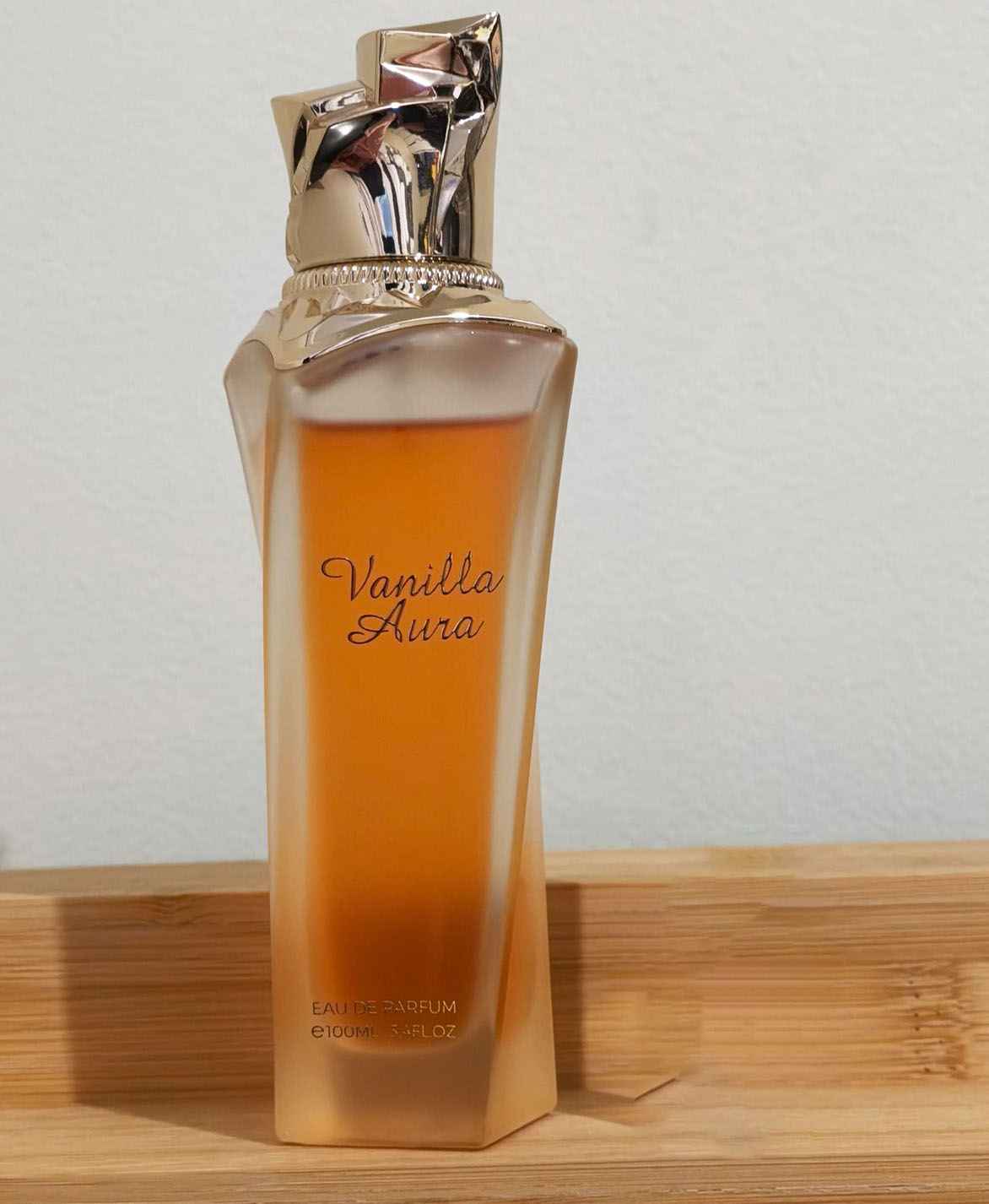 Maison Asrar Vanilla Aura primer plano del tapón y cristal con reflejos marcados