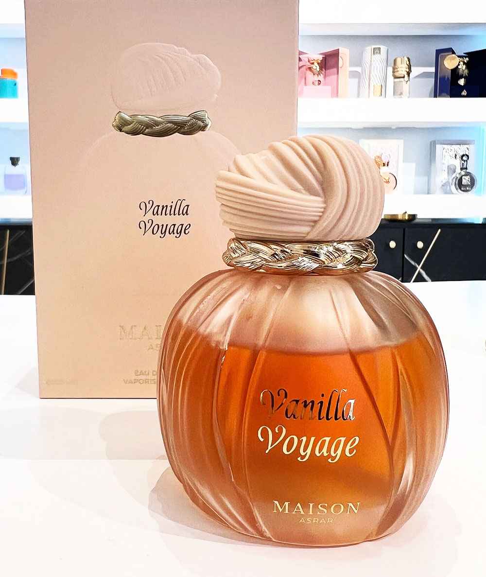 Maison Asrar Vanilla Voyage primer plano del cristal con reflejos y detalles