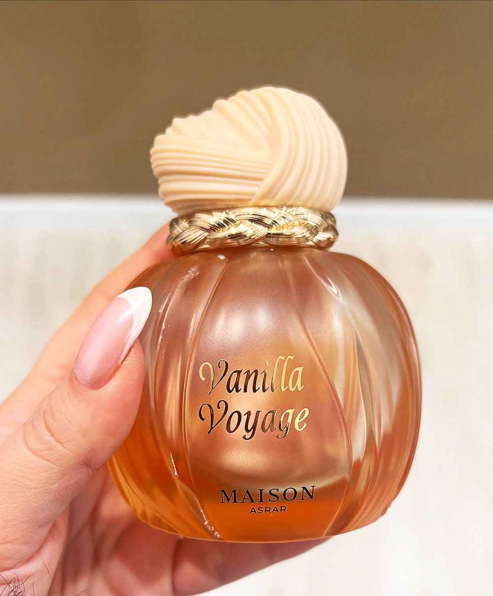 Maison Asrar Vanilla Voyage sujeto con la mano mostrando proporción y diseño del frasco