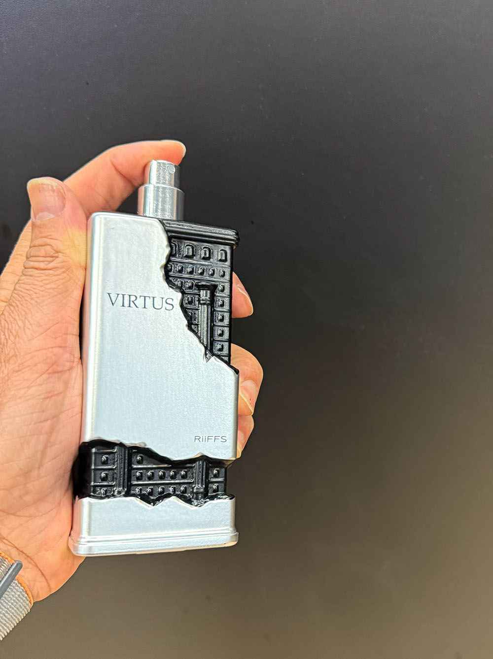 Detalle del tapón del perfume Virtus Riiffs en primer plano