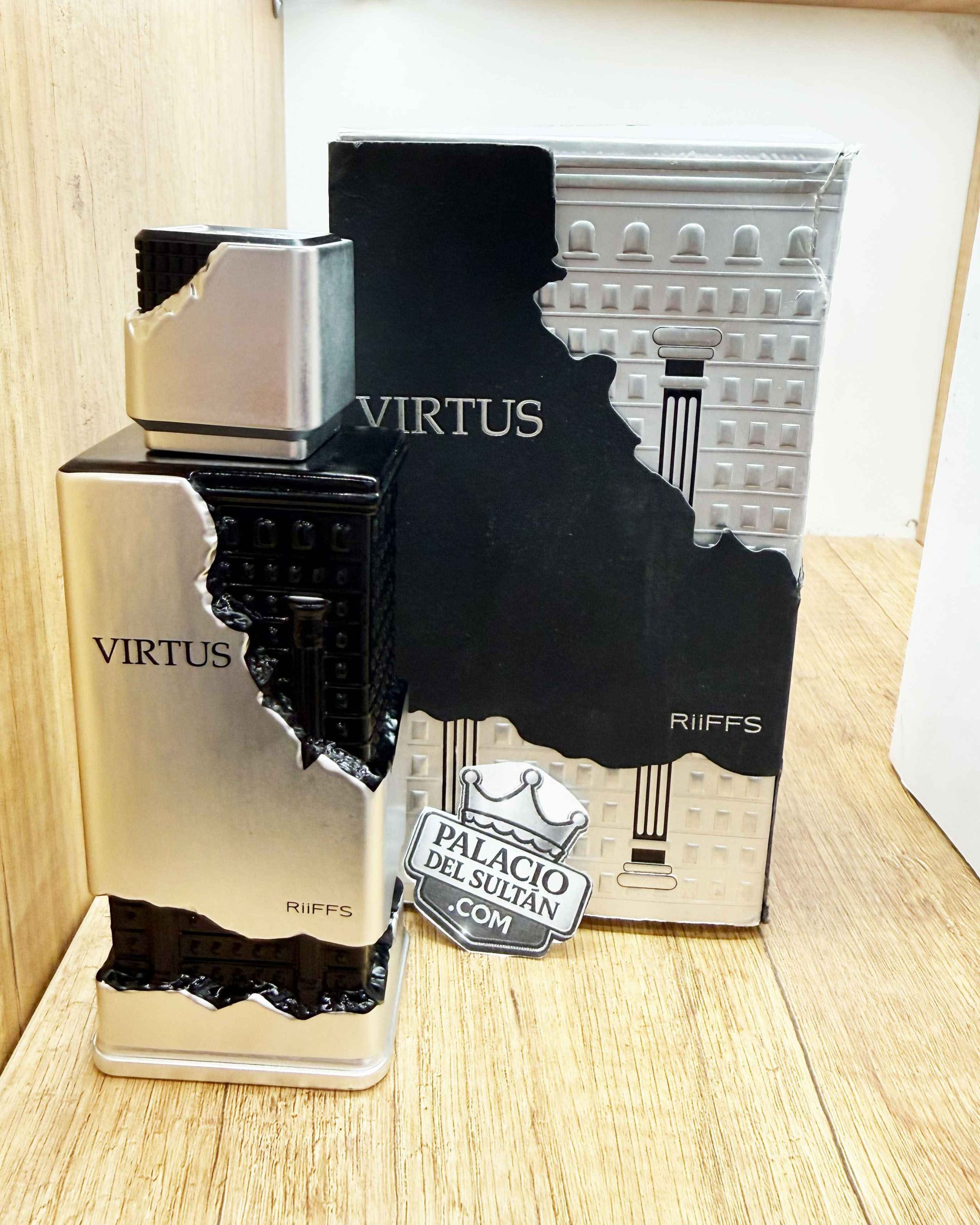 Perfume Virtus Riiffs con reflejo en superficie blanca profesional