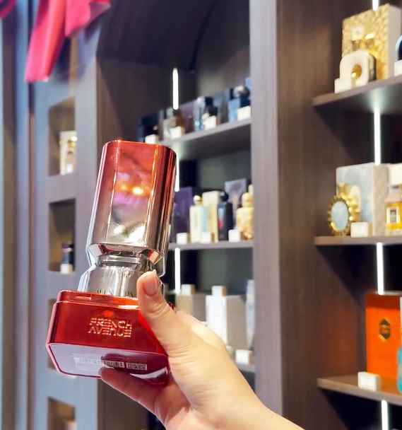 French Avenue Western Shisha perfume en mano mostrando uso real y diseño oscuro