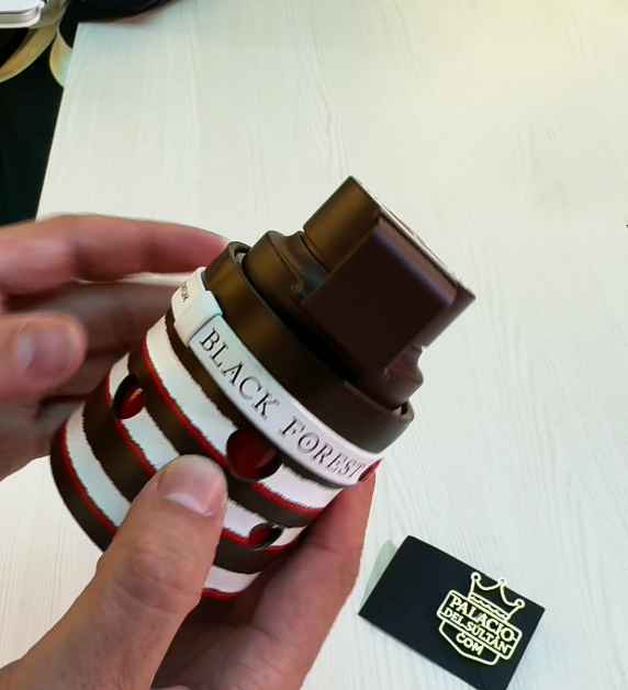 Armaf Black Forest uso real en mano con perfume potente para salir de noche