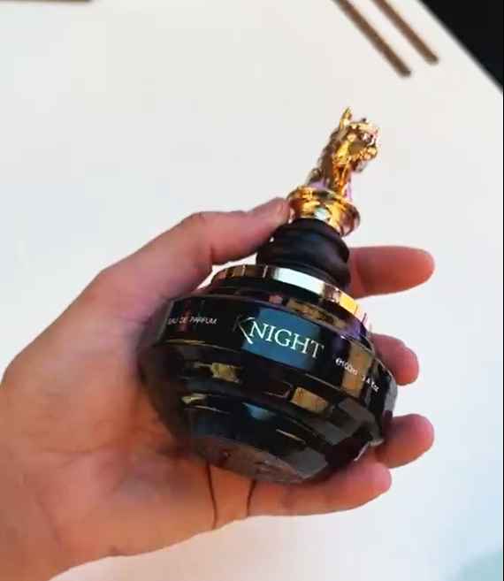 Armaf Check Mate Knight Black uso real en mano con perfume elegante y limpio diario