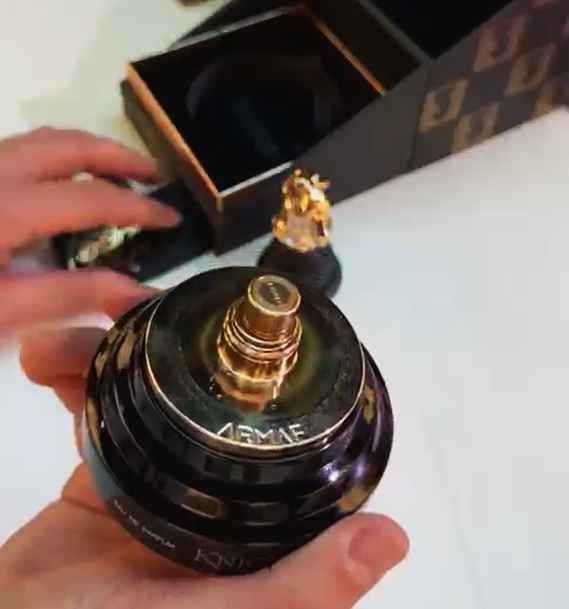 Armaf Check Mate Knight Black vista cercana del spray con salida aromatica refinada