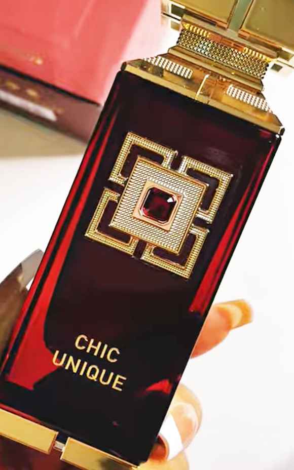 Fragrance World Chic Unique uso en mano mostrando proporción real del perfume