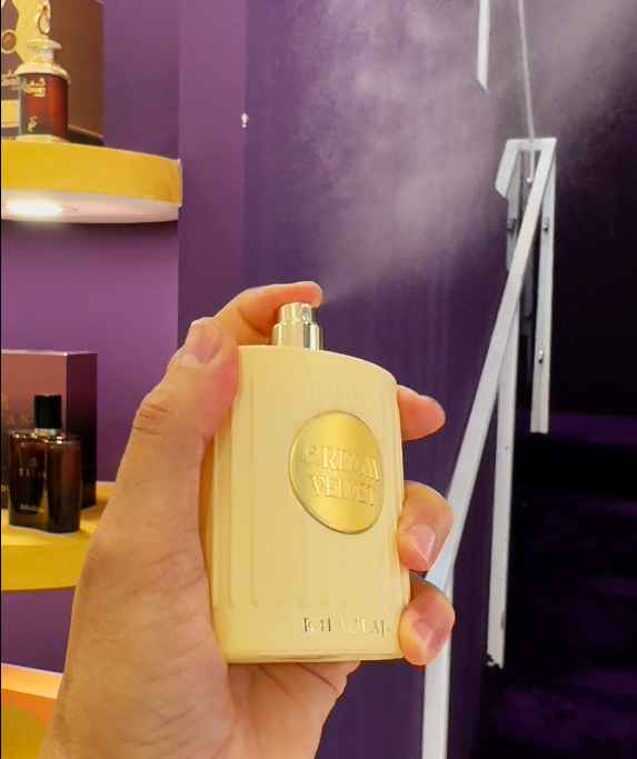 Khadlaj Cream Velvet detalle del tapón y textura dorada del frasco en primer plano